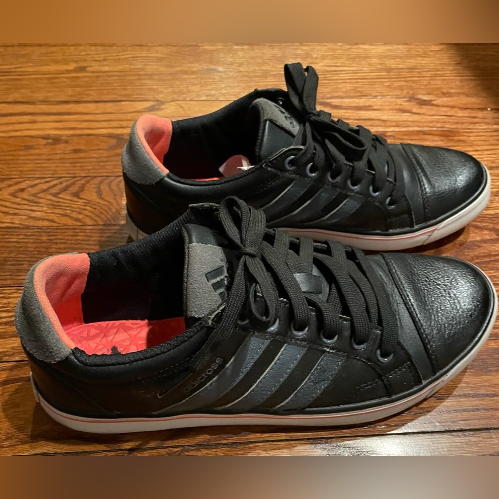 Adidas women’s golf shoes. Like new. Size 7.5 - Picture 2 of 7